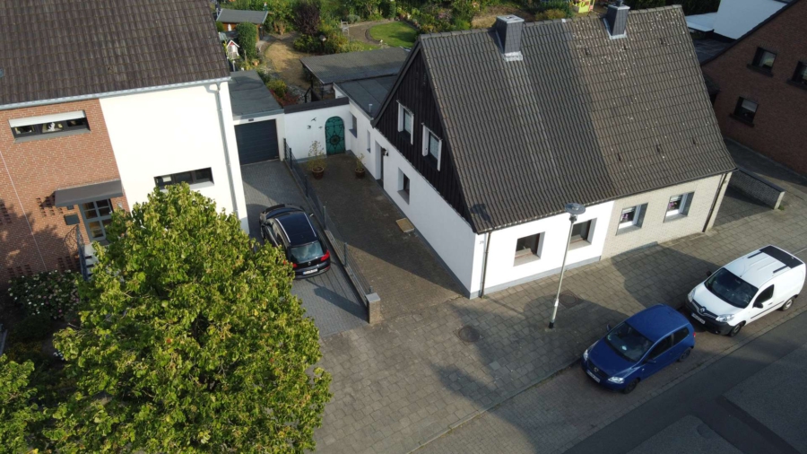 1 - Charmante Doppelhaushälfte mit viel Potenzial in ruhiger Lage von MG-Lürrip