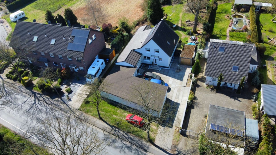 Drohne Vorne - Einmalige Chance: Kernsaniertes Einfamilienhaus mit unschlagbarem Grundstück