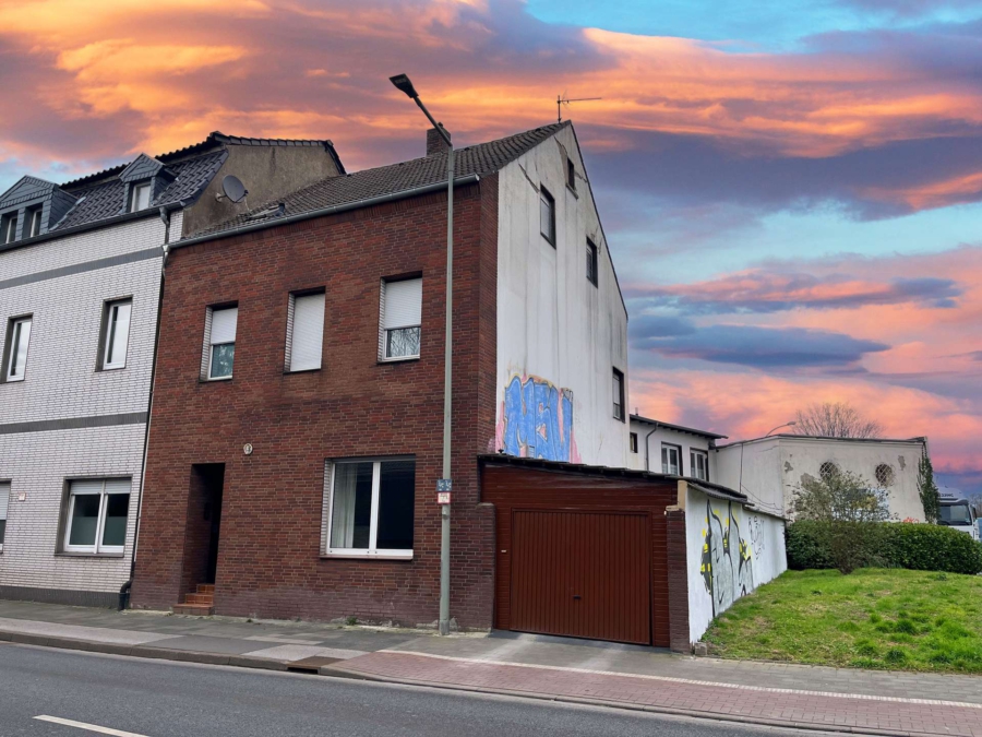 Attraktives Reihenendhaus mit separater Einliegerwohnung – perfekt für Handwerker!, 47198 Duisburg, Reihenendhaus