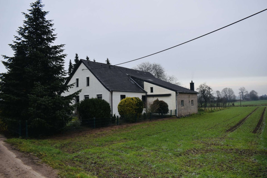 1 - Charmantes 2-Familienhaus mit viel Potenzial & riesigem Grundstück in idyllischer Lage von Rheinberg