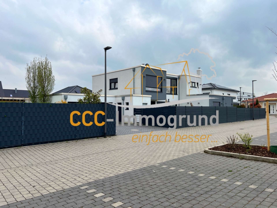 Titelbild - Neuwertiges und modernes Einfamilienhaus mit großer Einliegerwohnung in beliebtem Neubaugebiet