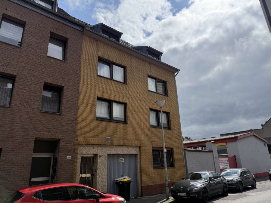 Hausansicht - Renovierte 4-Zimmer-Maisonettewohnung