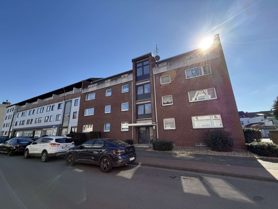 Hausansicht - Gepflegte EG-Wohnung mit Balkon