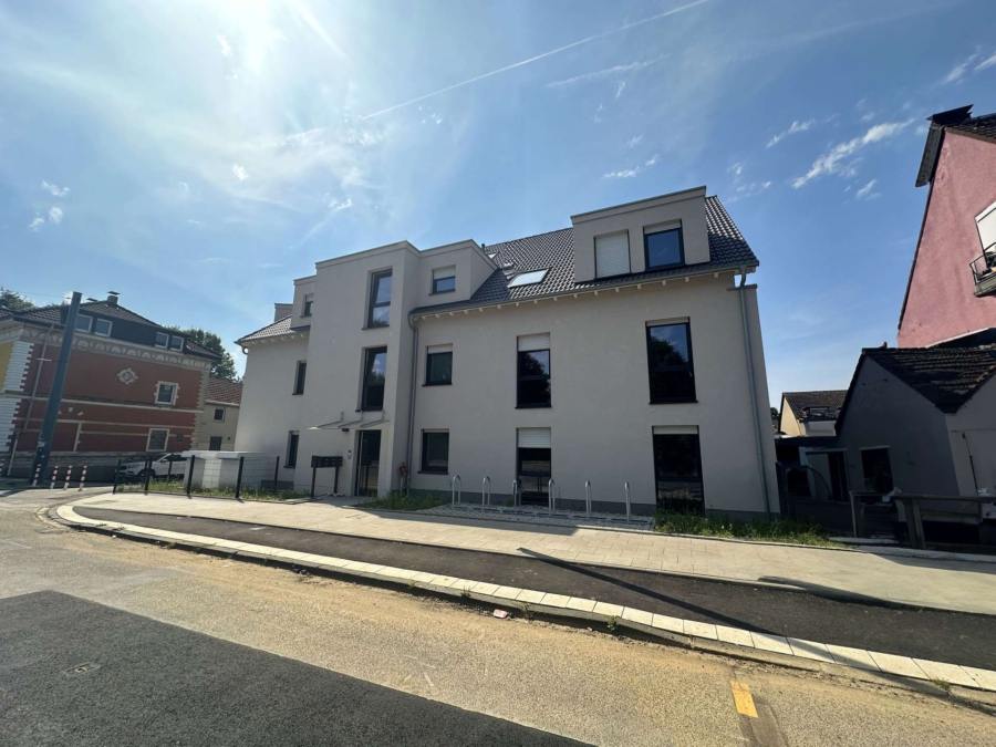 02 Außenansicht (2)-min - Wohnen im Energieeffizienz-Neubau: Erdgeschosswohnung mit Terrasse in Essen