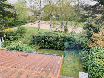 Blick auf den Spielplatz - Junges und gepflegtes Reihenhaus mit viel Platz in zentraler Lage von Neukirchen
