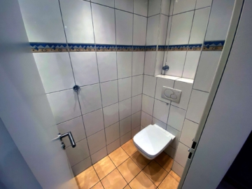 Gäste-WC - Zeitlose 3,5-Zimmer-Wohnung mit viel Platz am Zentrum von Neukirchen