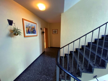 Flur - Zeitlose 3,5-Zimmer-Wohnung mit viel Platz am Zentrum von Neukirchen