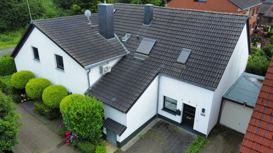 Bild (a) - Haus im Haus: Besondere Maisonette-Wohnung mit Wohlfühlgarten am beliebten Naturschutzgebiet