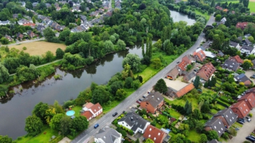 Bild (b) - Haus im Haus: Besondere Maisonette-Wohnung mit Wohlfühlgarten am beliebten Naturschutzgebiet