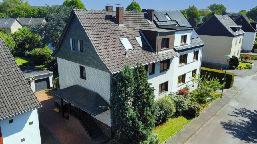 Drohne 1 - Rendite- oder Mehrgenerationen: Gepflegtes Mehrfamilienhaus mit 3 Einheiten & traumhaftem Grundstück