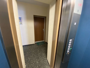 Hausflur - Komplett renovierte 4-Zimmer-Wohnung mit viel Platz am Zentrum von Neukirchen