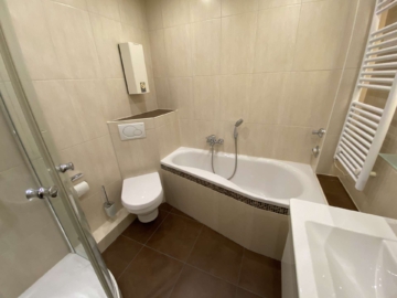 und Wanne - Komplett renovierte 4-Zimmer-Wohnung mit viel Platz am Zentrum von Neukirchen