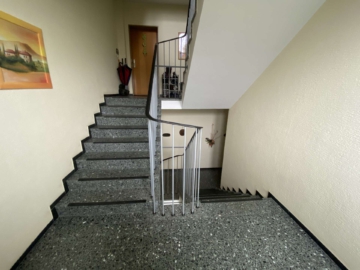 Gepflegtes Treppenhaus - Komplett renovierte 4-Zimmer-Wohnung mit viel Platz am Zentrum von Neukirchen
