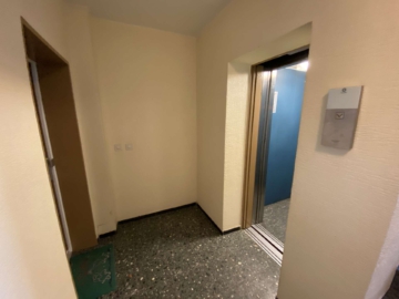 mit Aufzug - Komplett renovierte 4-Zimmer-Wohnung mit viel Platz am Zentrum von Neukirchen