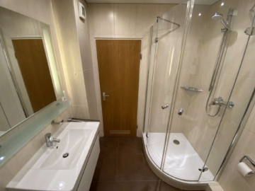 mit Dusche - Komplett renovierte 4-Zimmer-Wohnung mit viel Platz am Zentrum von Neukirchen