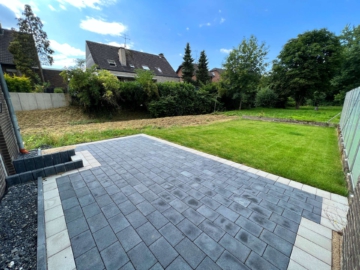 Blick vom Nachbargarten - Exklusives Baugrundstück für großzügiges EFH oder Mehrgenerationen-Haus direkt am Naturschutzgebiet