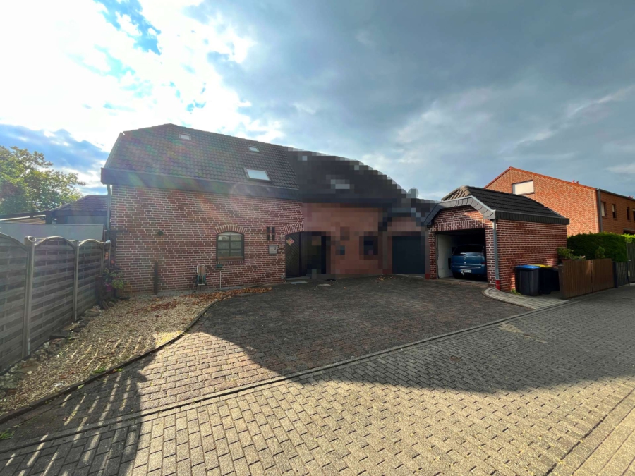 Titelbild - Stilvolles Wohnen im exklusivem Quattrohaus in Neukirchen-Vluyn: Ihre Oase mit eigenem Garten