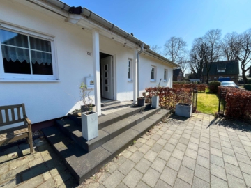 1:2 - Endlich den Traum leben: Neuwertiger, barrierearmer Bungalow in nachhaltiger Bauweise & ruhiger Lage
